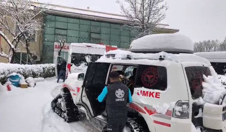 Kar nedeniyle diyaliz merkezine gidemeyen yaşlı kadının imdadına UMKE yetişti