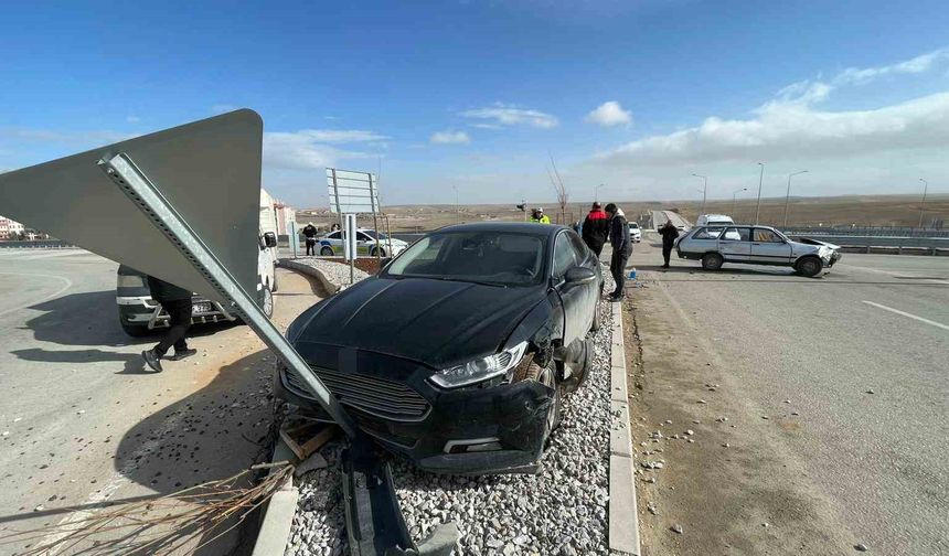 Karaman'da ters yöne giren otomobil kazaya yol açtı
