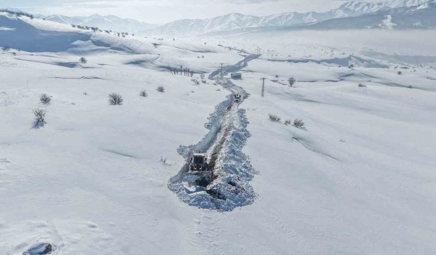 Karla kaplı mezrada mahsur kalan köylünün imdadına ekipler yetişti