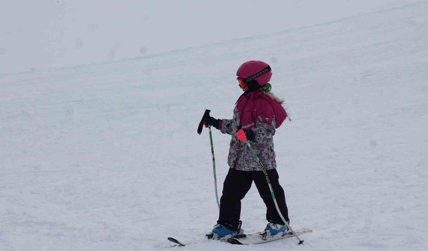 Karslı çocuklar Sarıkamış'ta kayak öğreniyor