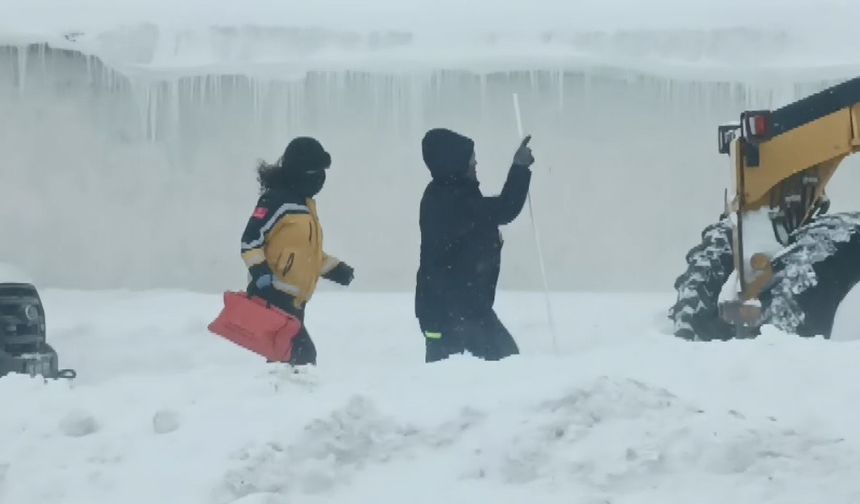Kars'ta kar esaretine 'özel' müdahale: Ekipler bazı bölgelerde vakalara yaya ulaşıyor