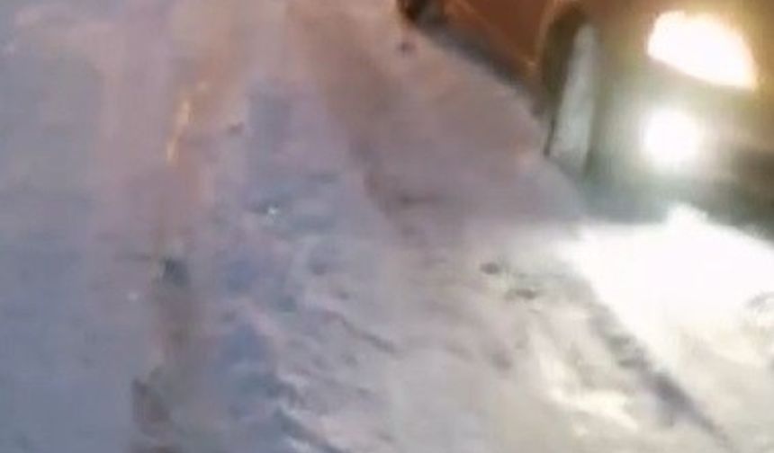 Kars'ta kara saplanan araçlar vatandaşlar tarafından kurtarıldı