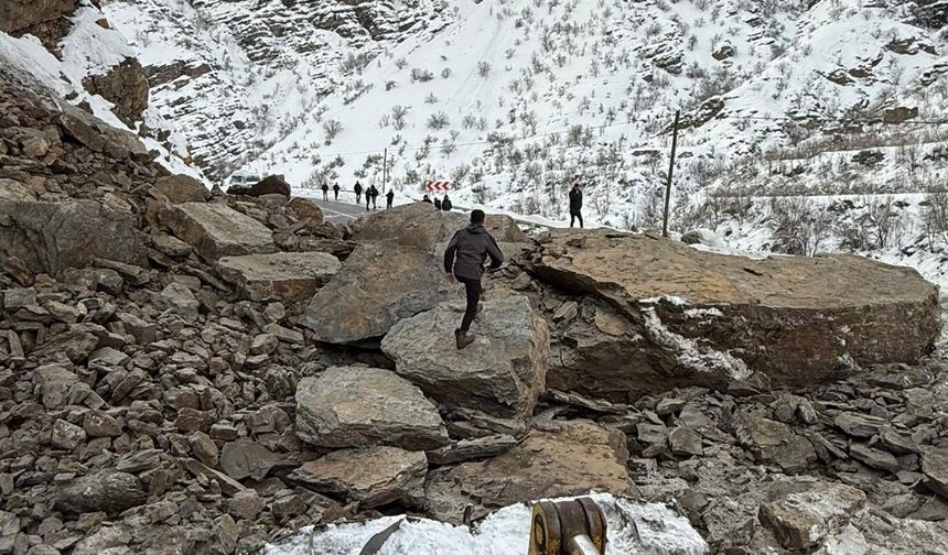 Kayaların düştüğü kara yolu yeniden ulaşıma açıldı