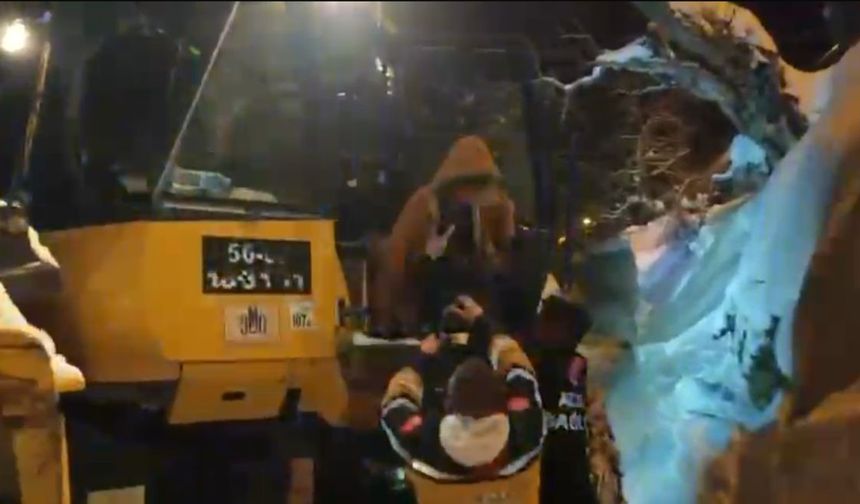 Kolundan yaralanan çocuk, iş makinasıyla bulunduğu yerden alınıp sağlık ekibine teslim edildi