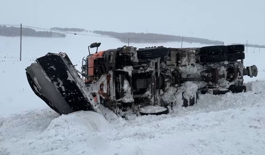 Kontrolden çıkan kar küreme aracı devrildi
