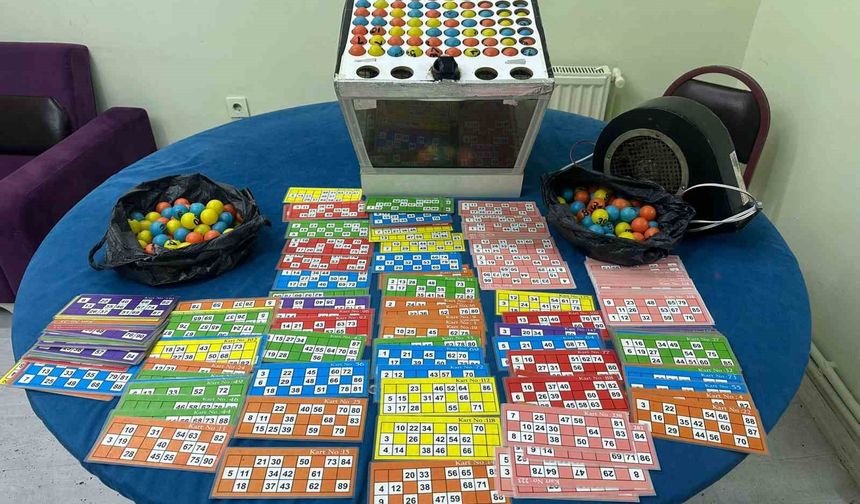 Kumar oynatılan mekana kapıyı ikiye bölerek giren polis, çatıdan kaçmaya çalışanları yakaladı