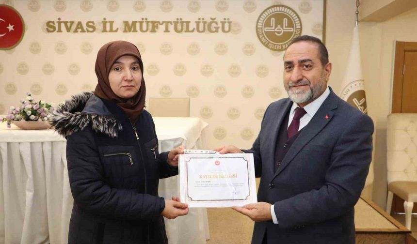 Kur'an Kursu öğreticileri sertifikaları aldı