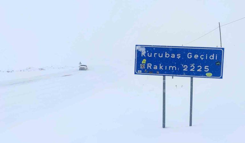 Kurubaş Geçidi'nde kar yağışı ve sis etkili oluyor