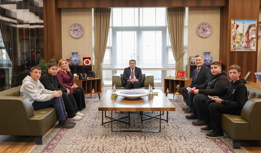 Kütahya Valisi Işın, öğrencilerin podcast çalışmasını dinledi