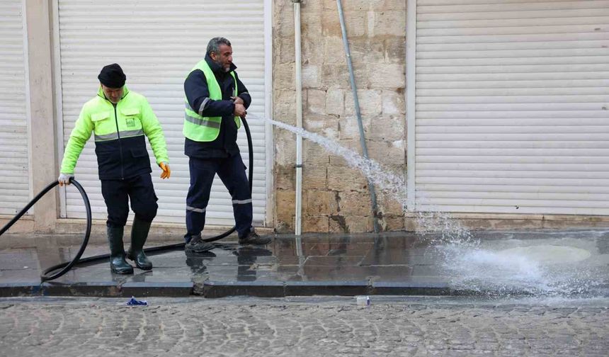 Mardin'de tarihi 1. Cadde'de kar sonrası temizlik ve yenileme çalışması devam ediyor