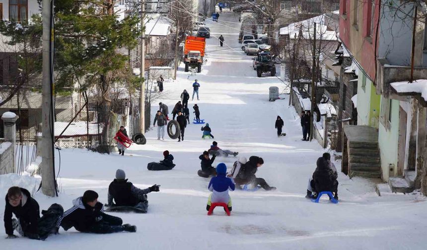 Muhtarın Yokuşu'nda çocukların kar eğlencesi