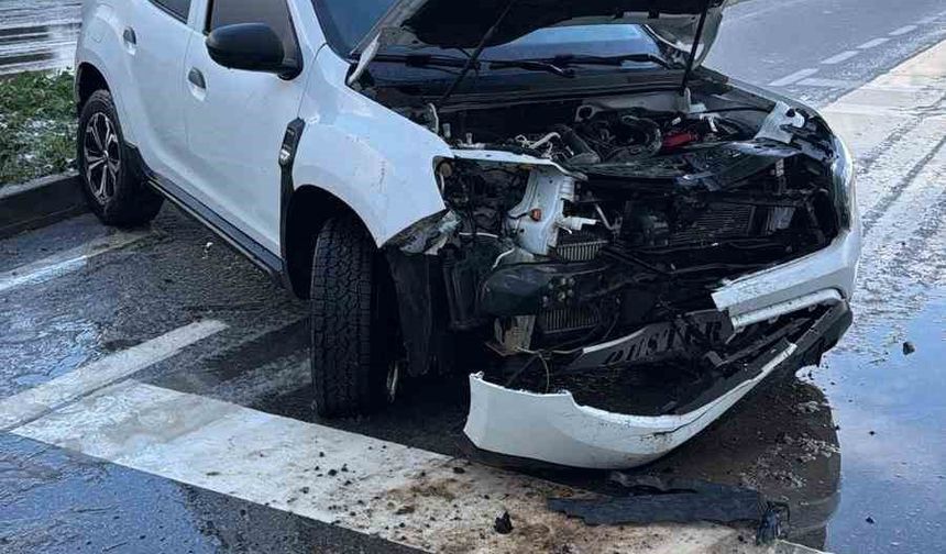 Otomobil yoldan çıkarak tabelaya çarptı: 8 kişi kazayı yara almadan atlattı