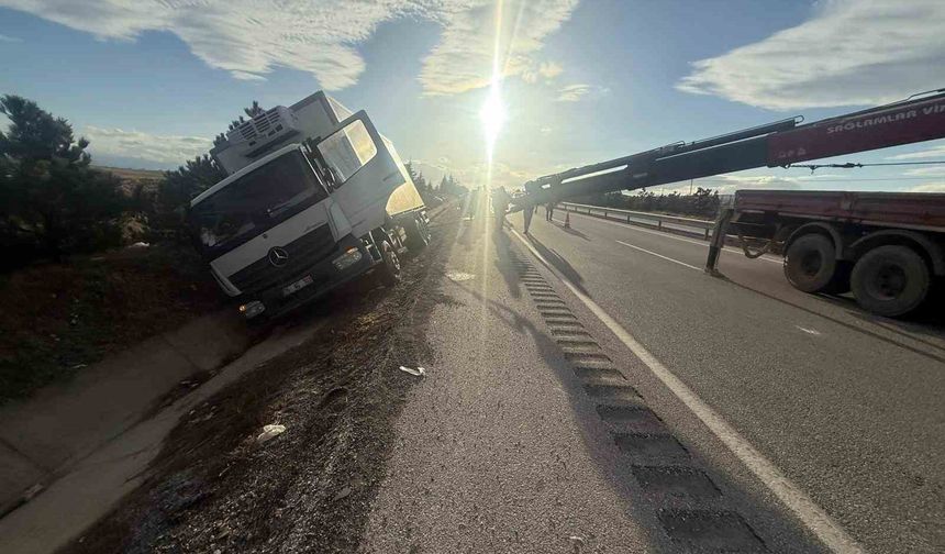 Peynir yüklü kamyon yan yattı