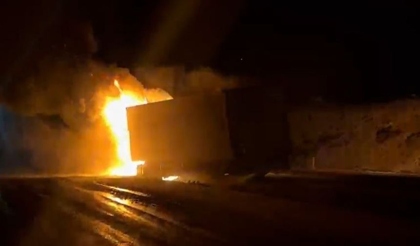 Seyir halindeki tır alev topuna döndü: Sürücü son anda kurtuldu