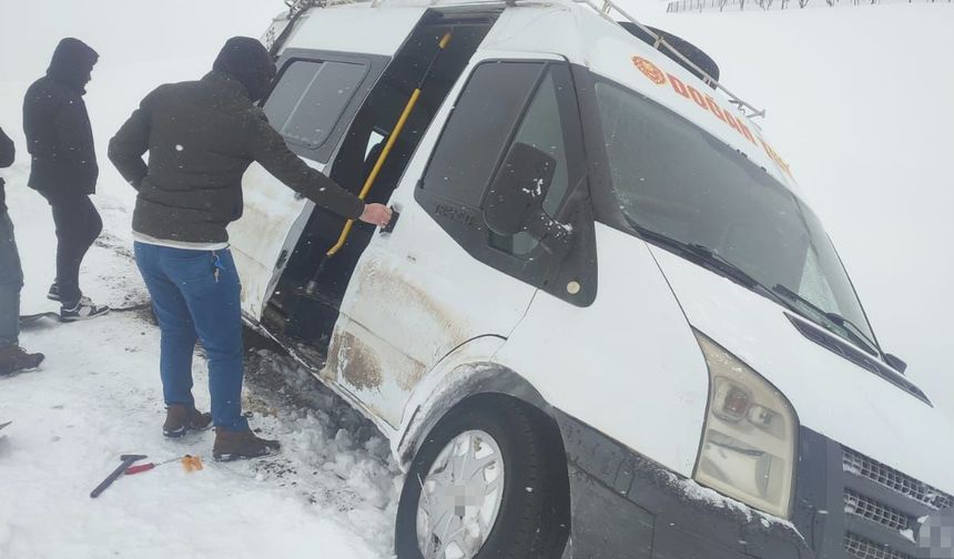 Siirt Özel İdare ekipleri hem yolları açıyor, hem de hastaları sağlık ekiplerine ulaştırıyor