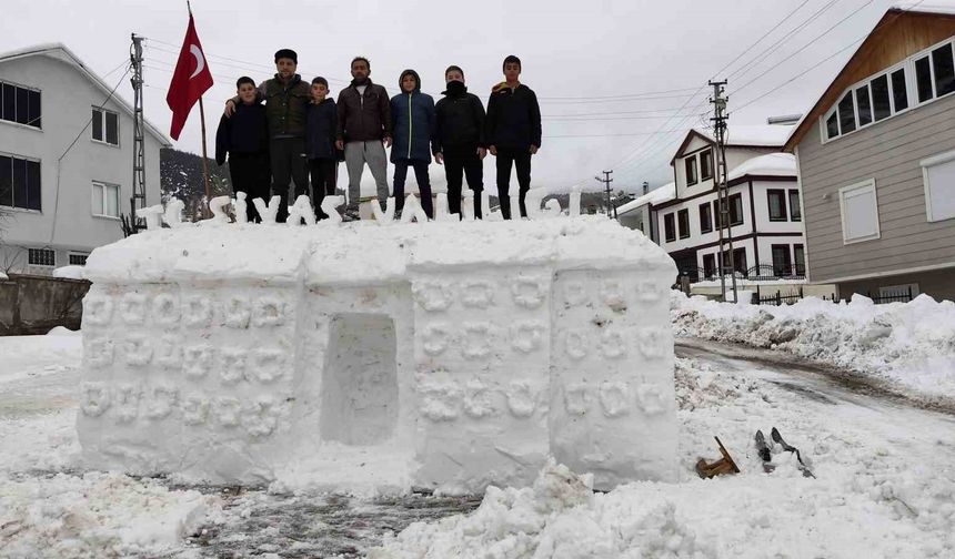 Şimdi de tarihi valilik binasını köylerine taşıdılar