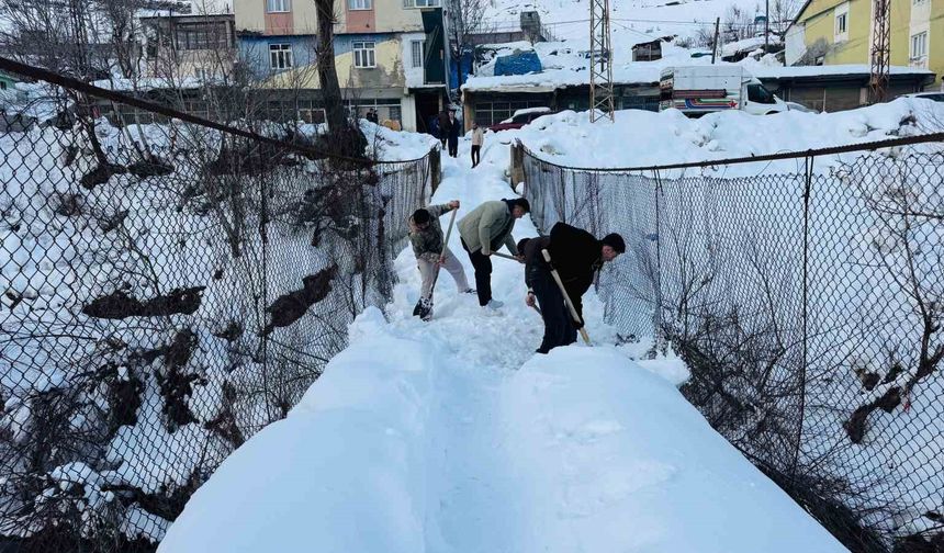 Tahta köprülerde kar nöbeti