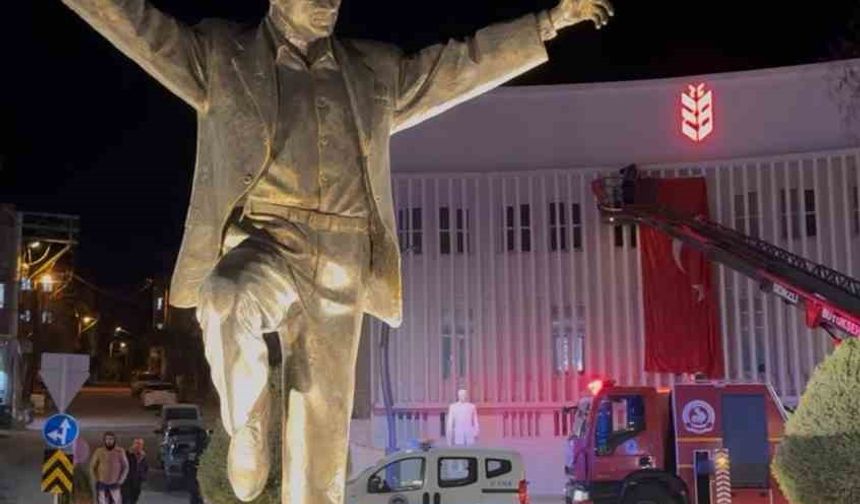 Tavas'ın her noktası bayraklarla donatıldı