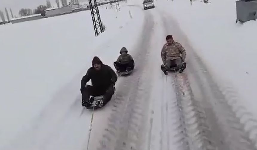 Traktör arkasında kayarak, o anları kayda aldılar