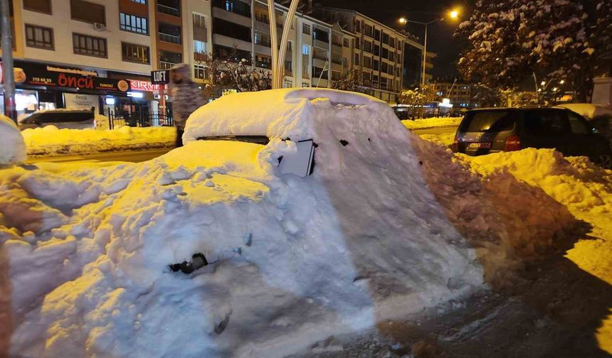 Tunceli'de kar esareti: Araçlar kar yığınları arasında kayboldu