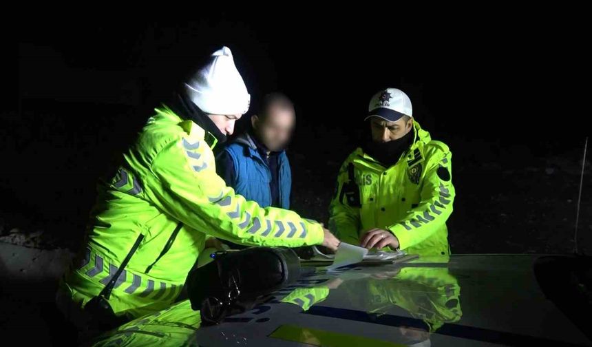 Uygulama noktasına gelmeden otomobilini park etti, sürücünün kendisi olmadığını iddia etti