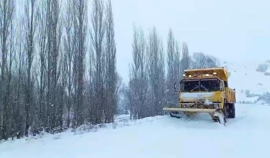 Yozgat'ta karla mücadele aralıksız sürüyor