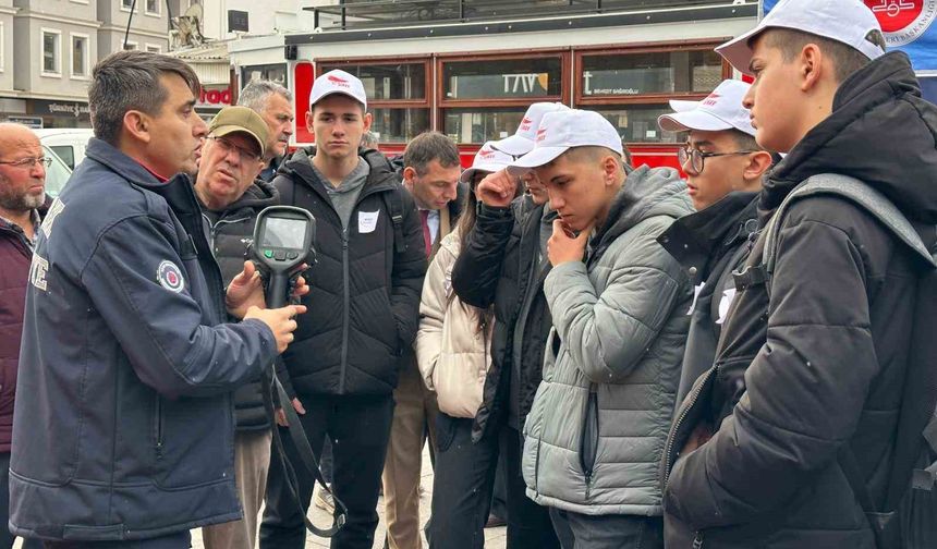 6 Şubat depremlerinde hayatını kaybedenler Uşak'ta dualarla anıldı