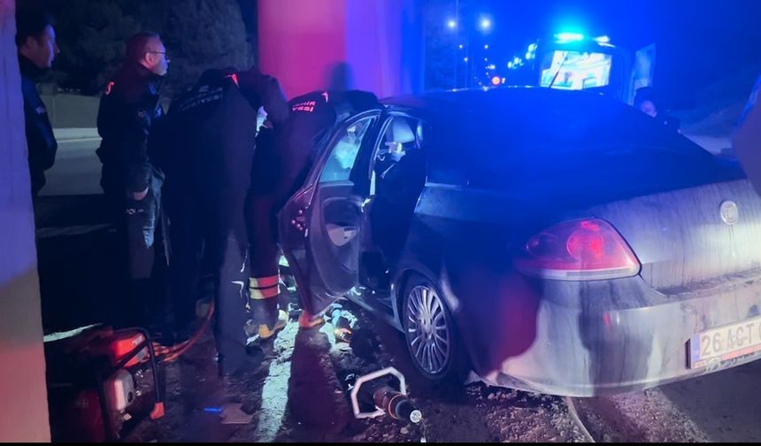 Beton kolona çarpan otomobildeki ağır yaralı şahıs hastanede hayatını kaybetti