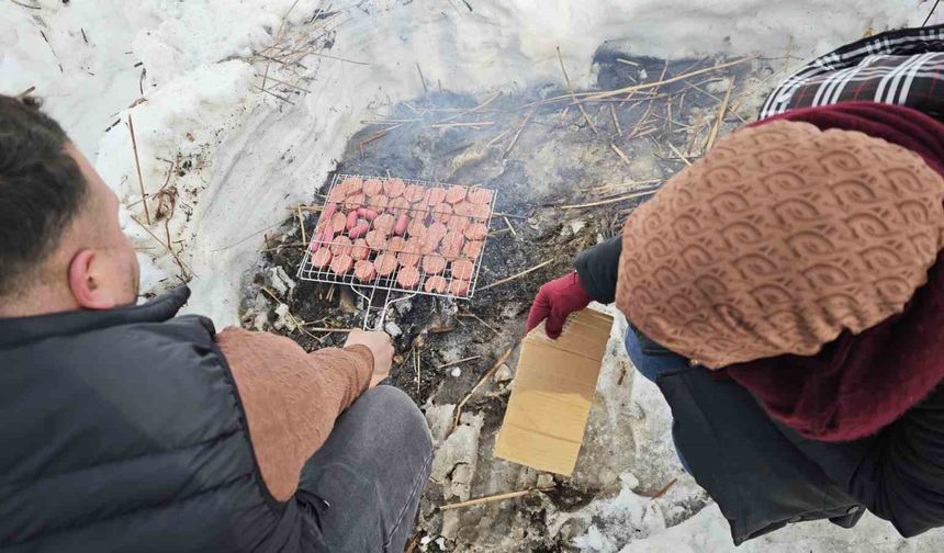 Donan Nazik Gölü üzerinde sucuk ekmek keyfi