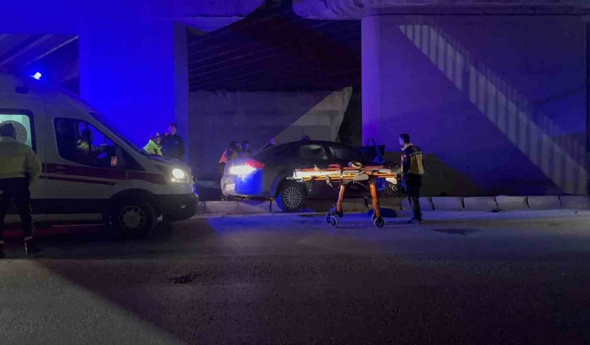 Kontrolden çıkan otomobil köprünün kolonuna saplandı: 1'i ağır 2 yaralı