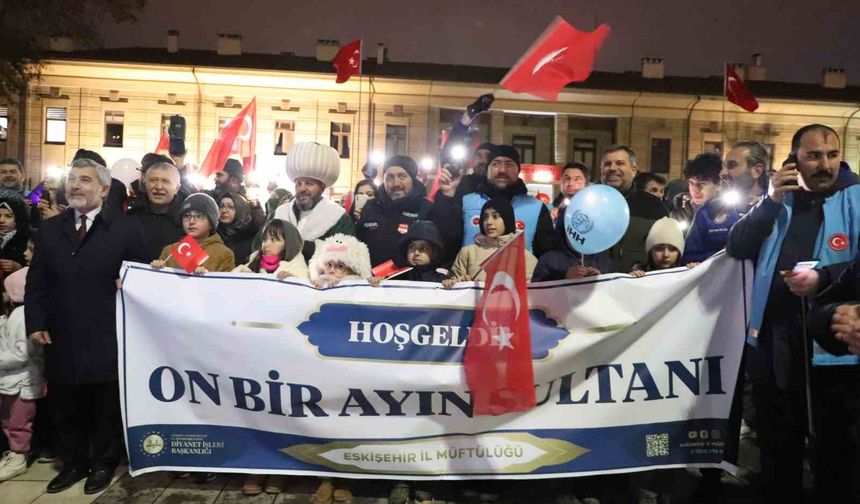 Minik ellerde fenerler, yüreklerde Ramazan sevinci