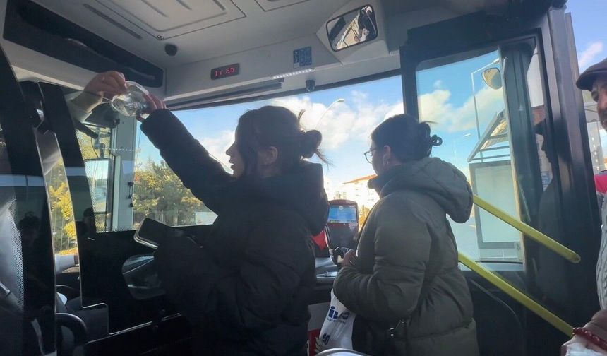 Otobüs şoförü iftara yetişemeyen yolculara yiyecek dağıttı