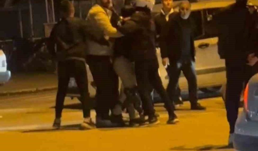 Trafikte tekmeli yumruklu kavga kamerada