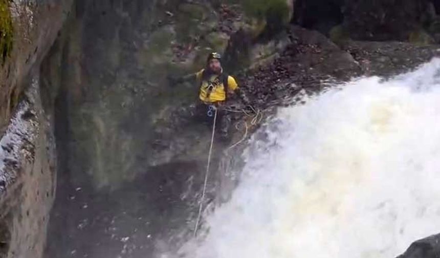 Yağmur ve kar sularıyla coşan kanyondan kurtuldu