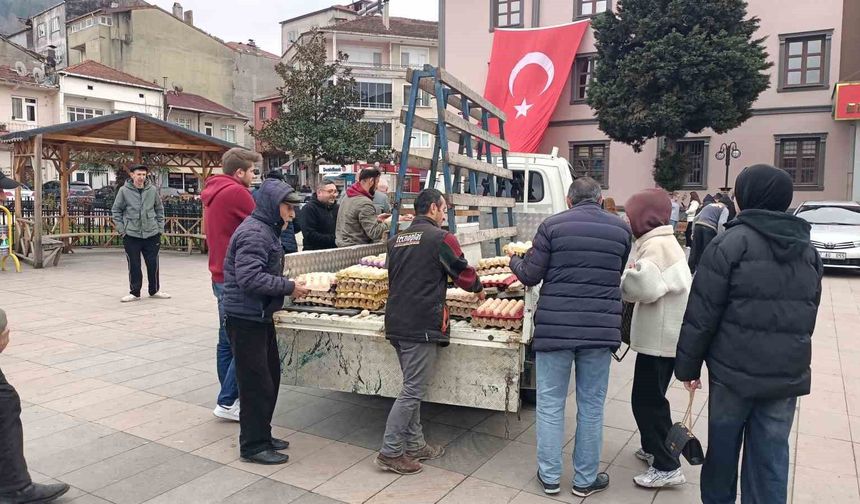 12 bin köy yumurtasını meydanda ücretsiz dağıttı