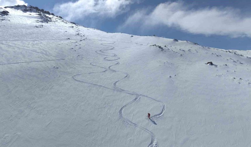 Ağrı Dağı'ndan kayan kayakseverler, Ağrı Dağı'nın Iğdır tarafına kayak merkezi yapılması çağrısında bulundu