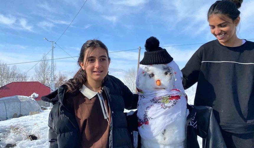 Ağrı'da kardan adamdan gelenek yaşatıldı