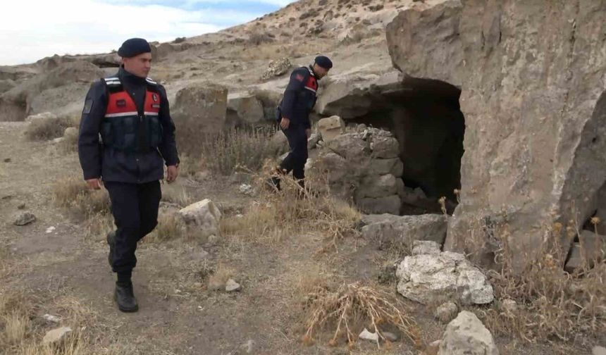 Aksaray'da jandarma ekipleri tarihi mekanlarda devriyede