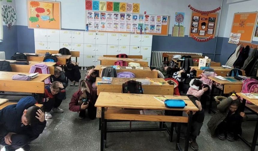 Altıntaş'ta Zafer İlkokulunda deprem tatbikatı