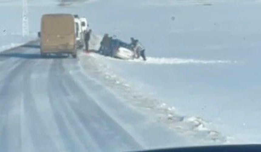 Arpaçay'da yoldan çıkan aracı köylüler el birliğiyle kurtardı