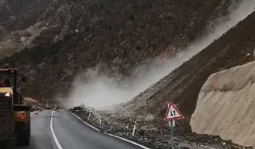 Artvin-Şavşat karayolunda heyelan