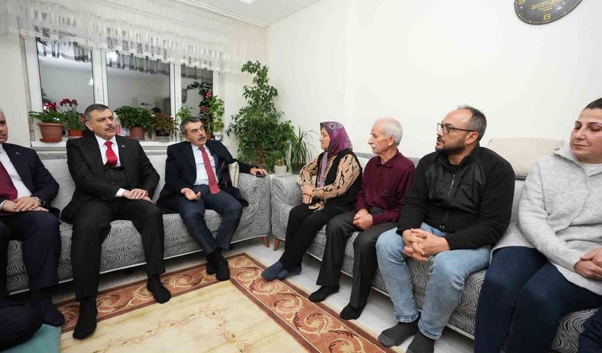 Bakan Tekin ve Çiftçi'den Fatma Nur öğretmenin ailesine taziye ziyareti