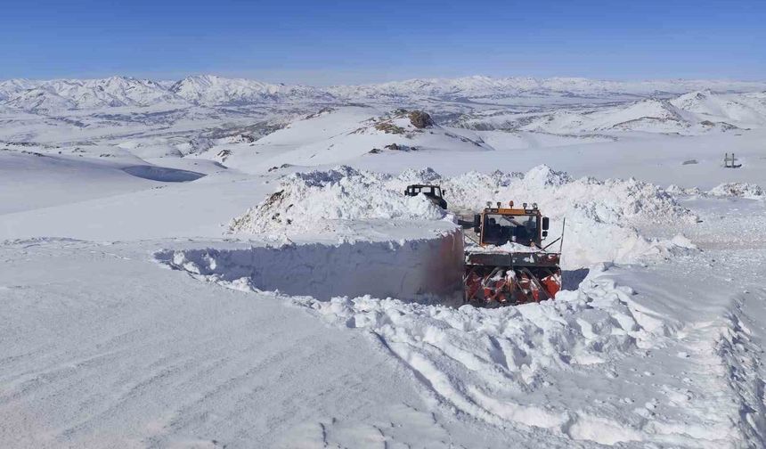 Başkale'de 3 metreyi bulan kar tünellerinde çalışma