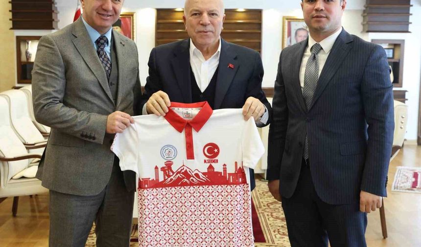 Başkan Sekmen'e Erzurum temalı forma