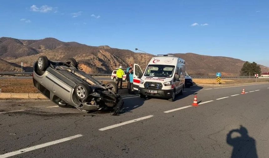 Bingöl'de otomobil takla attı: 2 yaralı