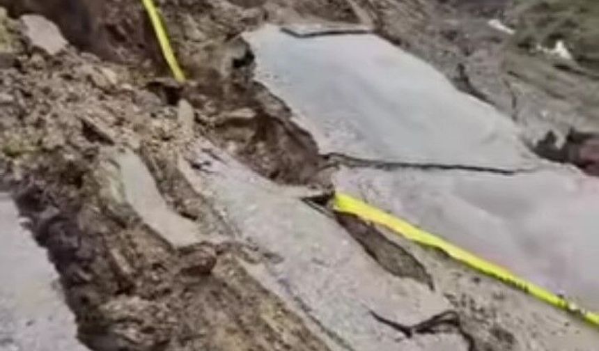 Bitlis'te yağmur sonrası köy yolunda çökme meydana geldi