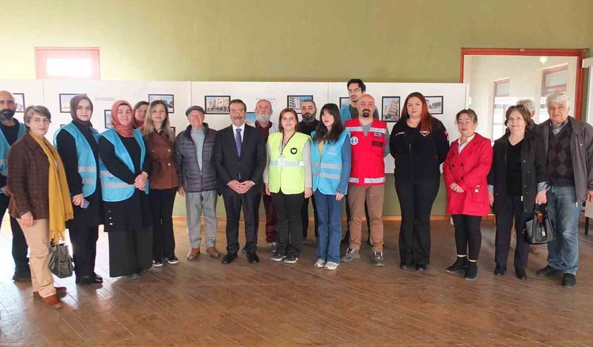 Burhaniye'de deprem fotoğrafları sergisi açıldı