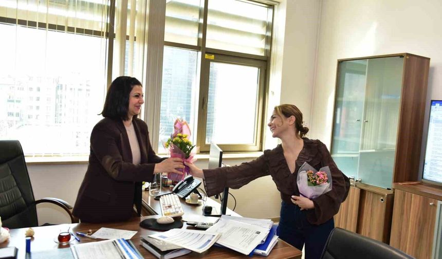 Büyükşehir'den kadın çalışanlara çiçek jesti