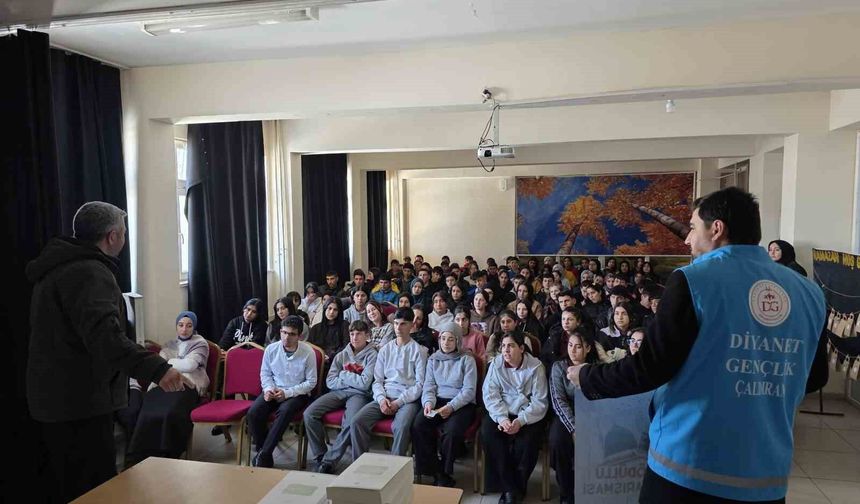Çaldıran'da gençlik huzura koşuyor: Kitaplar müftülükten gayret gençlerden