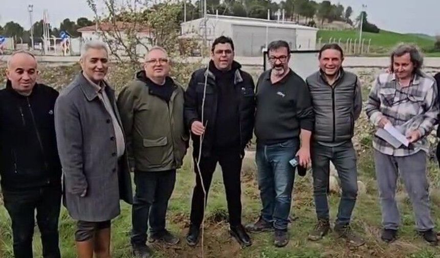 CHP'li başkandan galoşlu fidan dikimi